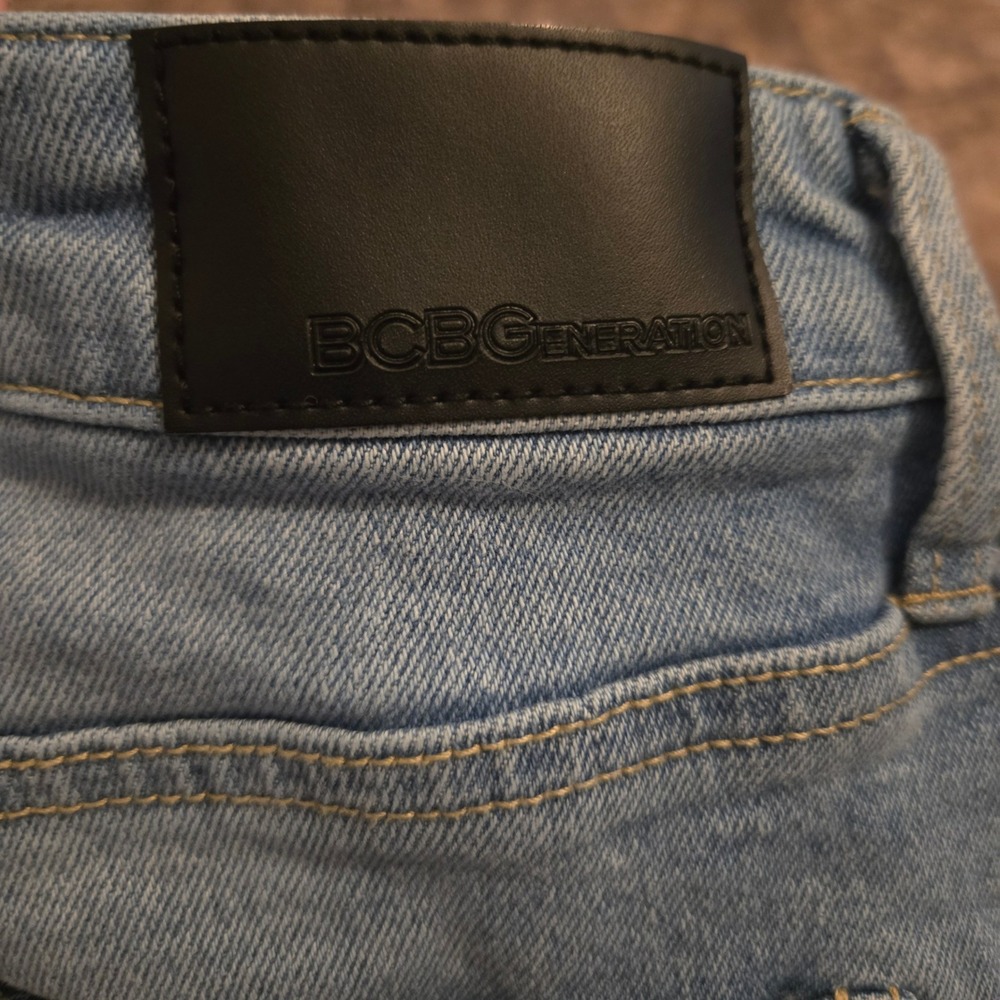 BCBGeneration Boyfriend Short Light Wash Denim Jean Shorts Size 7 28 Light Blue - Picture 5 of 5